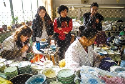 昨日，游客在觀看景泰藍(lán)制作。