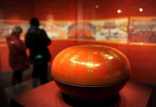 1月15日，清宮舊藏“燕喜同和”款礬紅地金彩雙“喜”字圓盒在首都博物館展出。新華社記者 羅曉光 攝