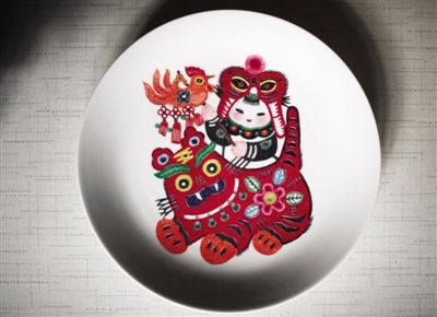 具有剪紙風(fēng)格的刻瓷作品。