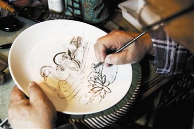 用鉆石刀刻瓷就像用畫筆作畫一樣，“持刀如持筆”。