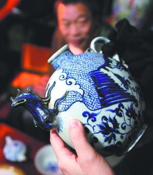 “樊家井”是景德鎮(zhèn)中低端仿品生產(chǎn)和批發(fā)基地，圖為仿元青花鳳首壺。